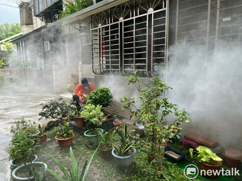 工作人員在中和區秀峰街進行社區孳生源清除噴消作業。   圖：新北市衛生局/提供