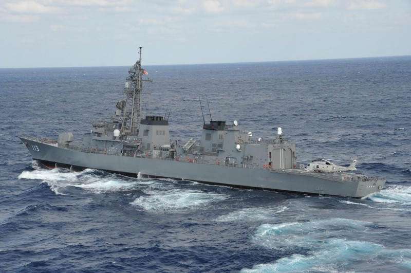 日本海上自衛隊高波級驅逐艦「漣號(JS Sazanami DD-113)」，25日創下日本海上自衛隊成立以來首次有艦艇穿越台灣海峽案例。   圖：翻攝「X」@Roberto_yeager