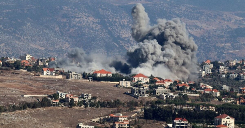 以軍再次對黎巴嫩首都貝魯特發動空襲，有消息稱此次以軍空襲的目標是真主黨的無人機指揮官。以軍後來也宣布，成功在空襲行動中「消滅」了該指揮官。   圖：翻攝自 @ALkhammas2 X 帳號