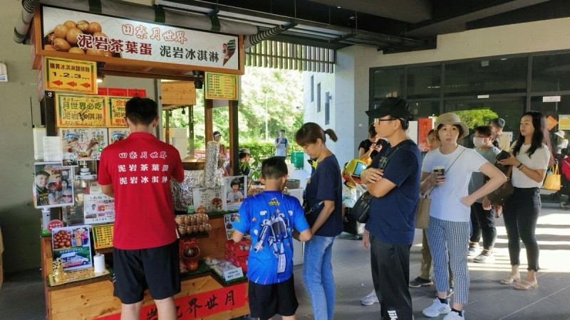 月世界遊客中心小農市集泥火山冰淇淋攤位前大排長龍。   圖：高雄市觀光局/提供