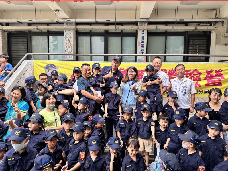 「小小警察體驗營」活動小朋友穿上警察制服過乾癮。   圖：李雅靜服務處/提供