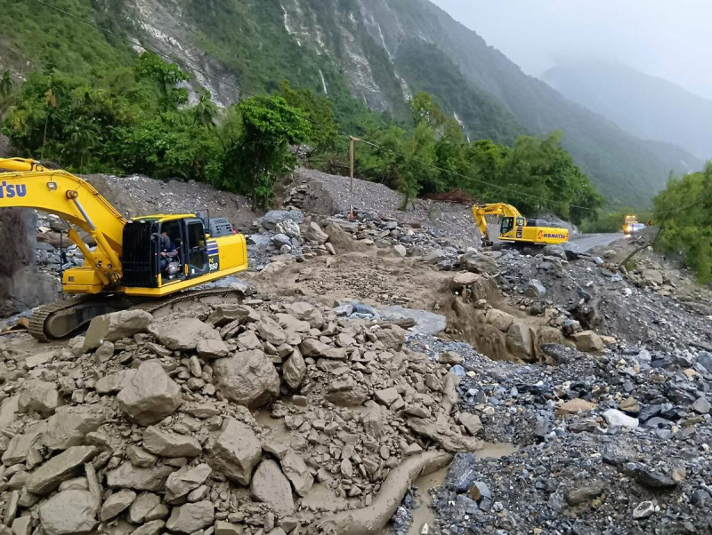 公路局表示，經現場CCTV監看即時影像，台9線164.5k崇德路段發生土石流。   圖：交通部公路局／提供