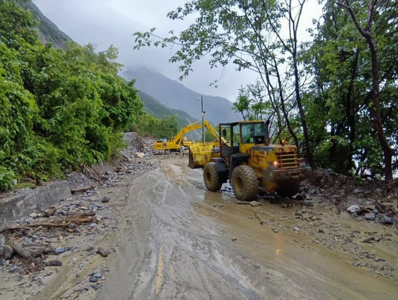 受到颱風影響，台鐵表示，公路已發生土石流，台鐵為確保東正線安全，於上午6點55分起預防性封鎖。   圖：交通部公路局／提供