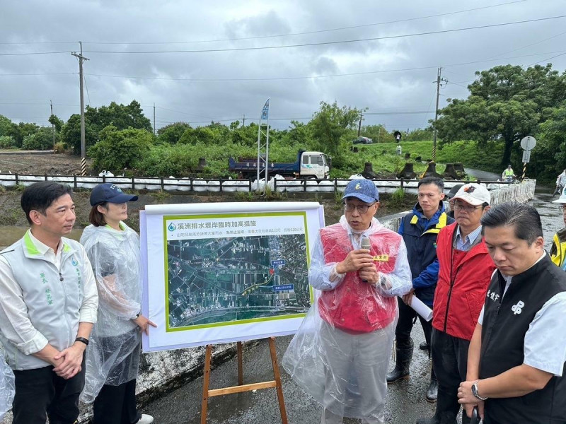 陳部長視察員山鄉溪洲排水堤岸臨時加高措   圖：農業部／提供