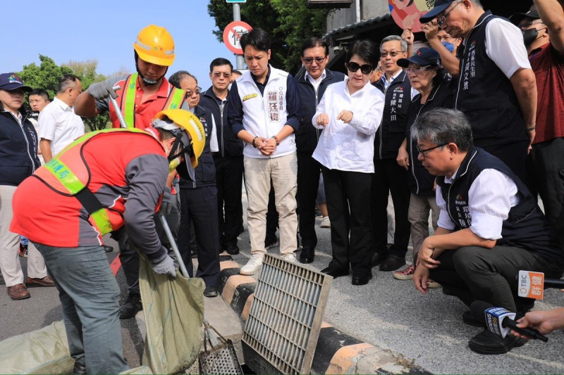 盧秀燕今早至西區建國路與林森路口視察清淤作業。   圖：台中市政府/提供