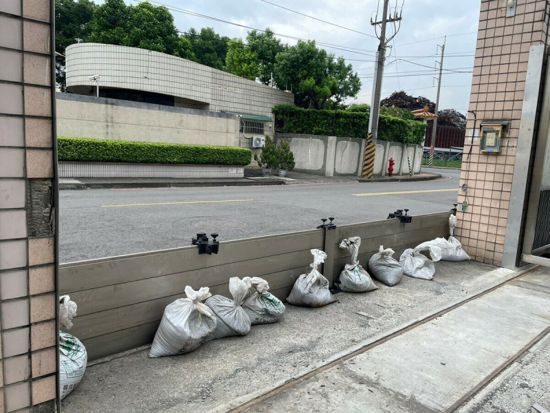 台電針對低漥地區變電所以防水閘門及沙包加強防範淹水。   圖：台電鳳山區營業處提供