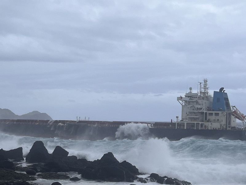 巴貝多籍「BLUE LAGOON」礦砂船，在台東機場東南外海，機艙進水、傾斜。   圖：海巡署提供