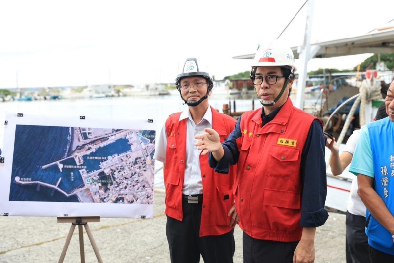 陳其邁(中)視察梓官蚵仔寮漁港防颱整備。   圖：高雄市政府提供