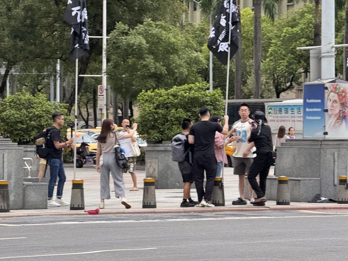 在台香港人團體 1 日在西門町舉辦「反中國國慶」活動，中國遊客鬧場搶旗子，北市警局員警到場勸阻後就讓對方離開。   圖：翻攝自 @MortUnderwood X 帳號