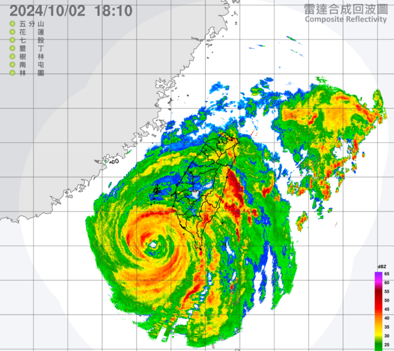 山陀兒颱風預估明天(３日)登陸，目前預報路徑不穿過中央山脈，改由西部北上，颱風中心將受到破壞，週五警報就有機會解除。   圖：翻攝自中央氣象署官網