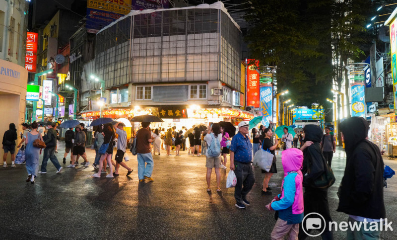 中央氣象署下午4時公布最新風雨預測，預估明天中午前連江縣、澎湖縣、台東縣山區，總計3縣市達颱風假標準。   圖：張良一/攝