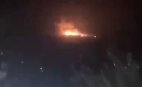 3 日，以色列國防軍（IDF）凌晨空襲黎巴嫩首都貝魯特（Beirut），造成至少 6 人死亡、 7 人受傷，濃煙直竄天際，煙霧瀰漫。   翻攝自 X DEVANAND GOEL 影片截圖