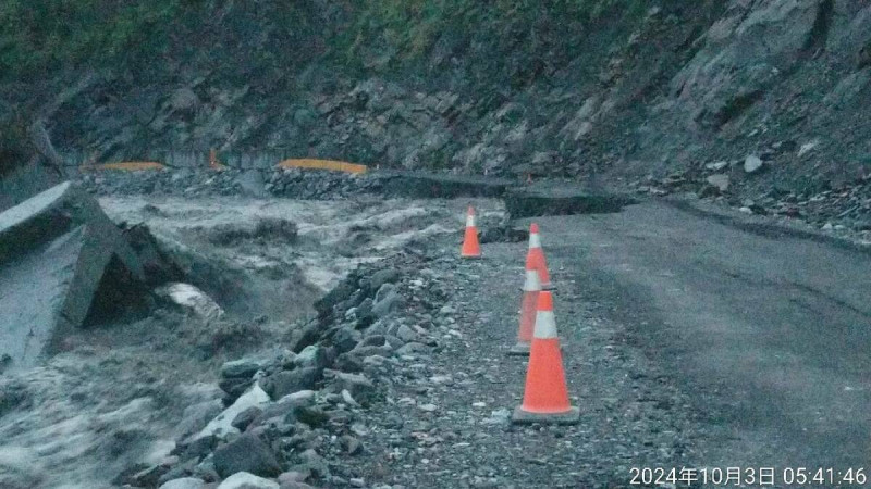 受到山陀兒颱風及其外圍環流影響，全台灣豪雨不斷，尤其中南部及東部，因荖濃溪河水瀑漲夾帶土石沖擊，於今(3)日上午6時導致台20線94K+500明霸克露橋河床便道流失50公尺，道路中斷。   圖：交通部公路局／提供