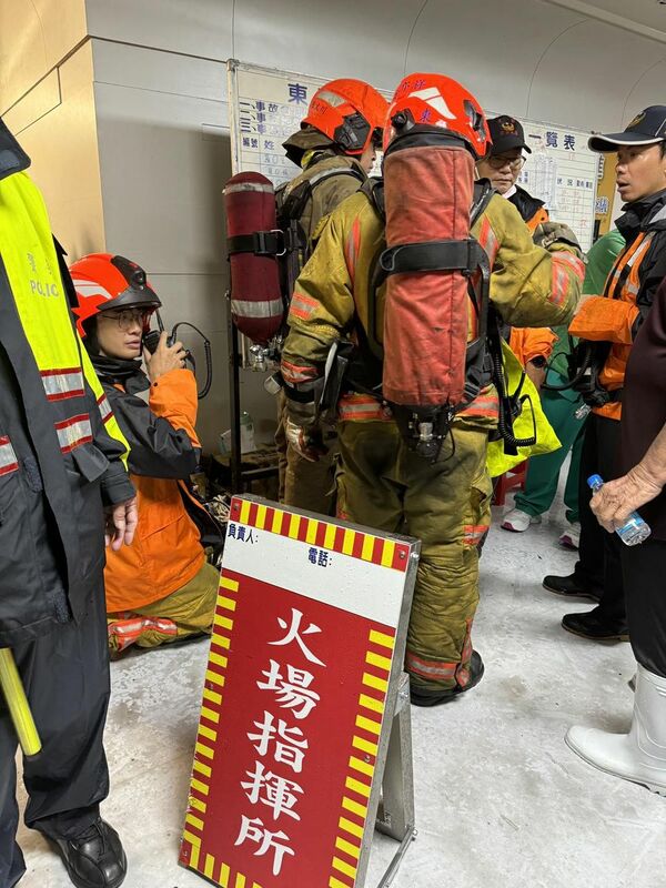 衛福部隨即啟動大量傷患機制，衛生局聯絡3家民間及醫院救護車共8輛，高雄市政府消防局並出動6輛至安泰醫院現場支援，截至中午協助49名病患轉院。   圖：翻攝自屏東縣長周春米臉書