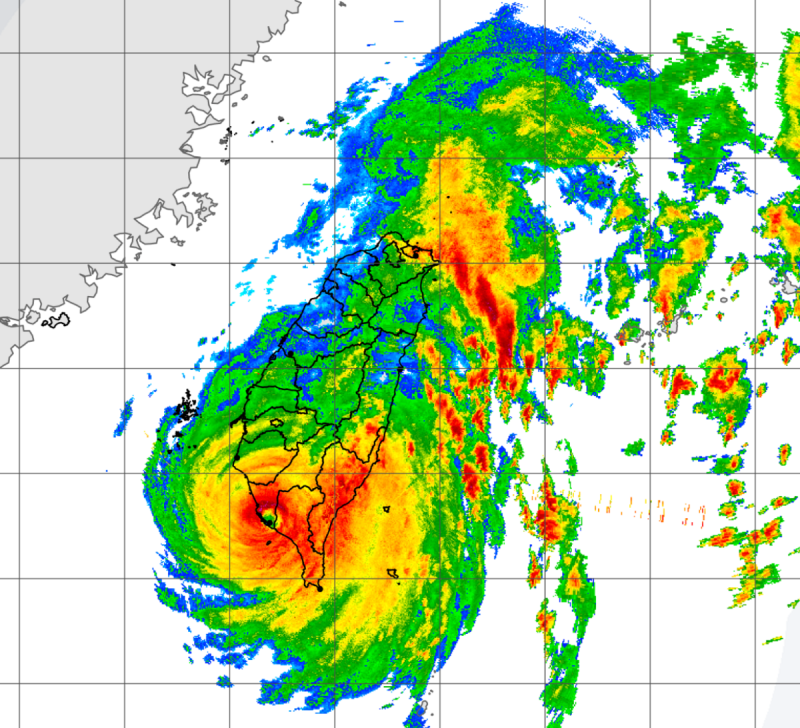 山陀兒颱風終於在今(3)日中午12時40分登陸高雄小港，颱風眼進入南高雄，目前颱風正為南台灣帶來強風豪雨，估計明天仍會影響台灣天氣。   圖：翻攝自中央氣象署官網