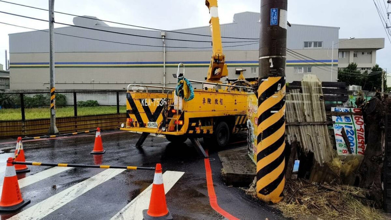 台電增派人力搶修因強風導致饋線跳脫造成的突發性停電事故。   圖：台電桃園區營業處／提供