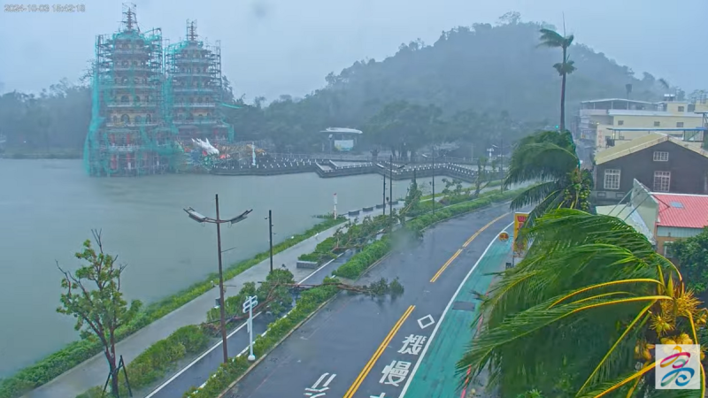 目前颱風中心已完全上陸，南部地區刮起強風、豪雨。   圖：翻攝自高雄旅遊網即時影像