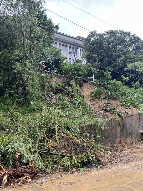 山陀兒颱風挾帶超大雨勢，新北市瑞芳區12小時內累積雨量達338.5毫米，居全台之冠，瑞芳高工附近邊坡發生坍方。   圖：新北市工務局／提供