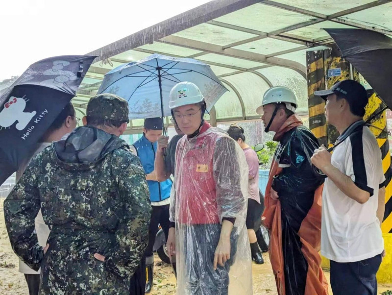 受颱風山陀兒影響，基隆市各地今日( 3 日)傳出各種災情，基隆市長謝國樑也趕往各地，確認實際受災情況。   圖：翻攝自 謝國樑 Facebook 帳號