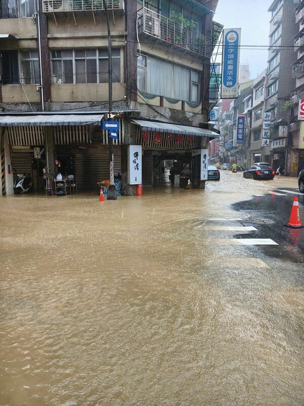 受颱風外圍環流與東北季風影響，基隆市義二路也傳出嚴重的淹水災情，當地網友表示目前積水已經退去。   圖：翻攝自 吳金龍 Facebook 帳號