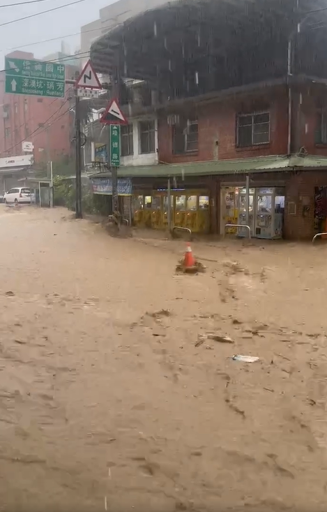  颱風山陀兒襲台，基隆市淹水災情慘重，是否牽動謝國樑罷免案，受到關注。 圖：翻攝自林宛姿臉書 