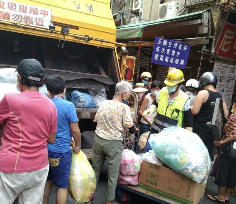 桃園市清潔隊4日上午10時加班收運垃圾，晚間維持正常收運服務。   圖：桃園市環保局／提供