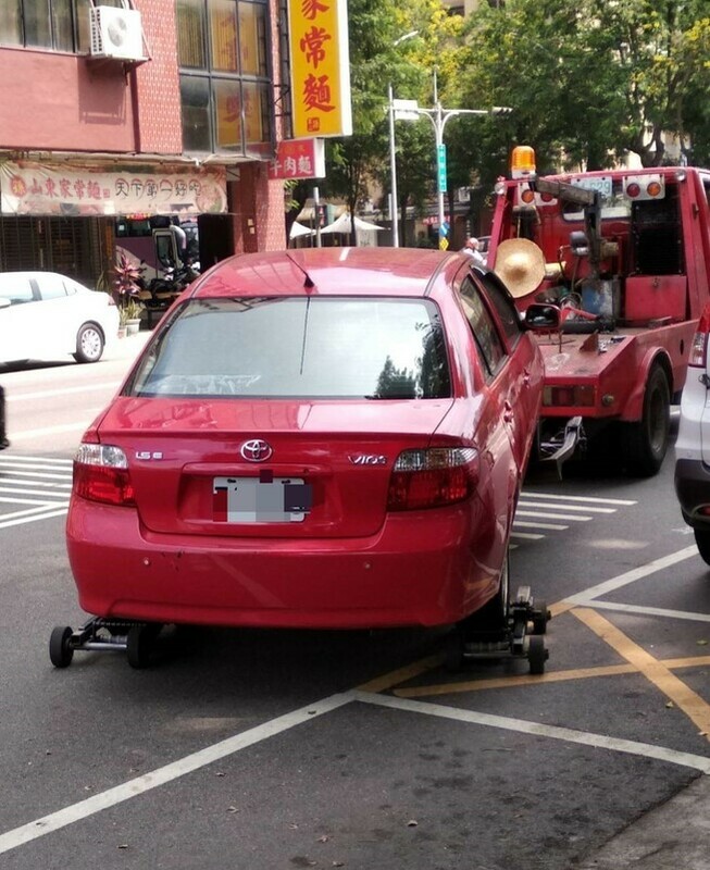 新北市４日上午７時起除瑞芳區以外，恢復紅黃線管制，警方提醒車主記得在７時前將車輛駛離以免遭罰。   圖：新北市交通大隊／提供