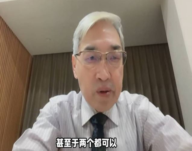 69歲政論名嘴張友驊3日晚間疑不慎踢到花圃跌倒，頭受到撞擊，一度失去生命跡象。   圖：翻攝張友驊YouTube