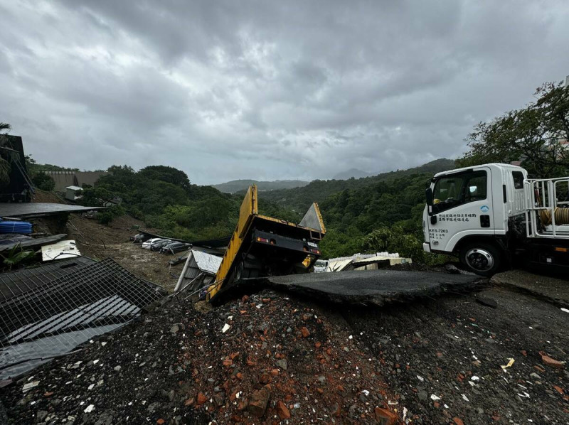 山陀兒颱風加上東北季風帶來大雨，基隆環保局天外天焚化爐清潔大樓後方也發生山崩。   圖:翻攝自基隆市議員 鄭文婷律師臉書