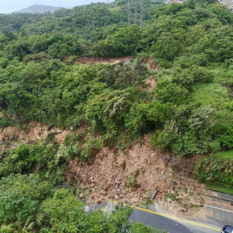 受到山陀兒颱風外圍雲系加上東北季風影響，基隆新豐街333巷口至深溪路口間路段，發生土石伴隨泥沙崩落情形   圖：翻攝自基隆語臉書社團