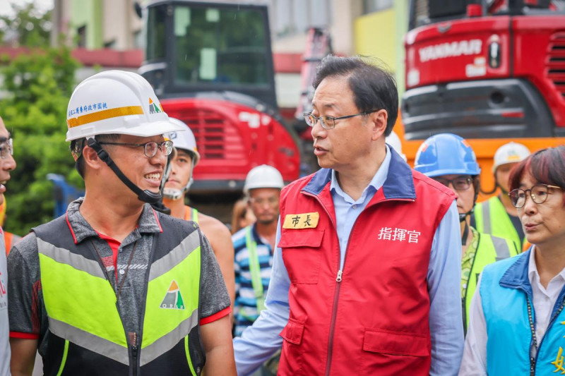 張善政前往養護工程處勉勵馳援高雄救災團隊。   圖：桃園市政府／提供