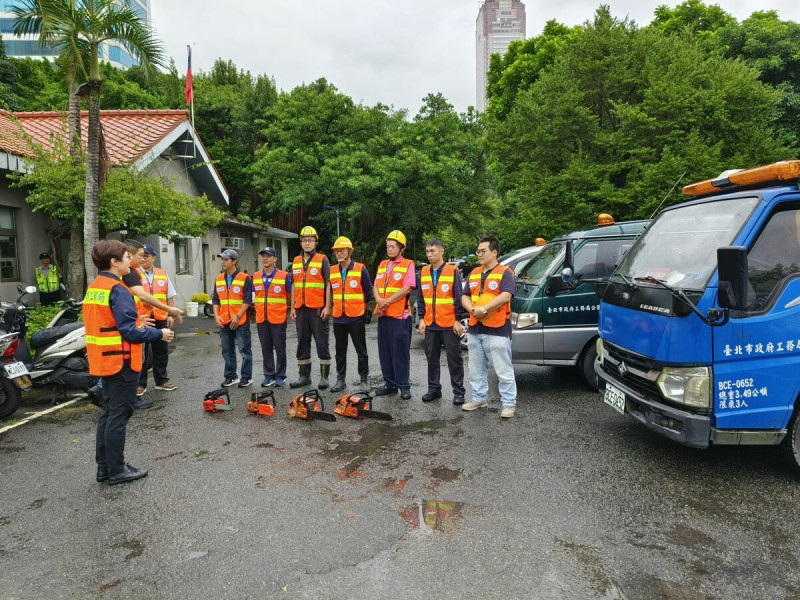 台北市工務局派遣包括可操作鏈鋸之人員共38名、吊卡及抓斗等車輛15台，鏈鋸30台，提供高雄專業救災協助。   圖：台北市政府工務局 / 提供