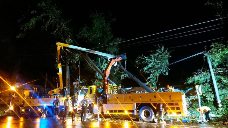 台電連夜搶修復電。   圖：台電高雄區處提供