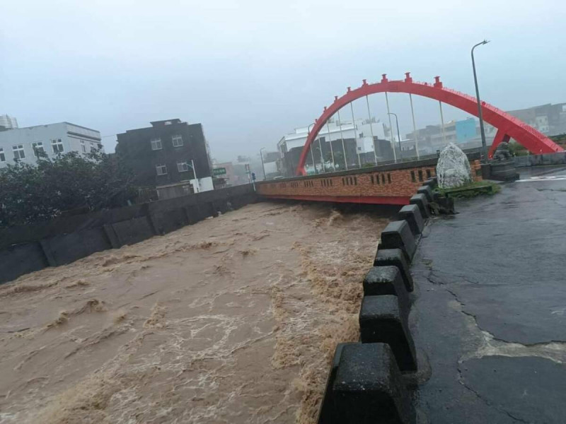 大雨狂炸北海岸，三芝八連溪溪水暴漲，傳出疑似出現掏空的狀況。   圖：翻攝「臉書」洪孟楷粉絲專頁