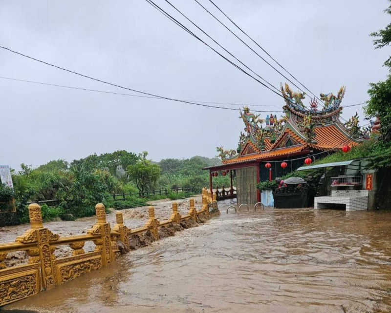 大雨狂炸北海岸，寺廟遭大水圍困。   圖：翻攝「臉書」洪孟楷粉絲專頁