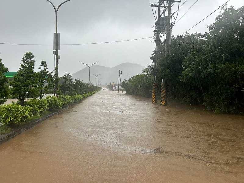 大雨狂炸北海岸，台2線淹水嚴重，警方緊急封閉道路。   圖：翻攝「臉書」新北市石門區公所粉絲專頁