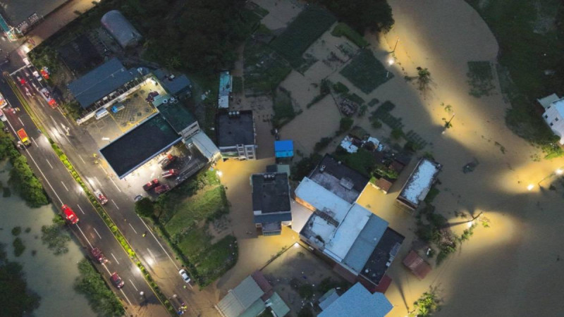 新北市金山區4日遭遇罕見豪雨襲擊，造成嚴重水患及多項災情，夜間空拍畫面曝光！   圖：新北市急難救援大隊／提供