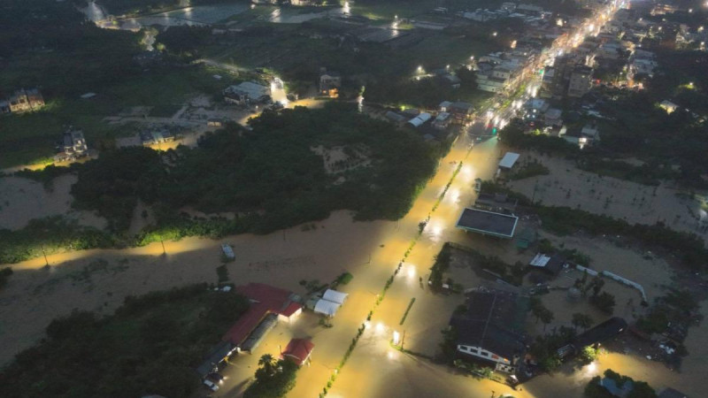 新北市金山區4日遭遇罕見豪雨襲擊，造成嚴重水患及多項災情，夜間空拍畫面曝光！   圖：新北市急難救援大隊／提供