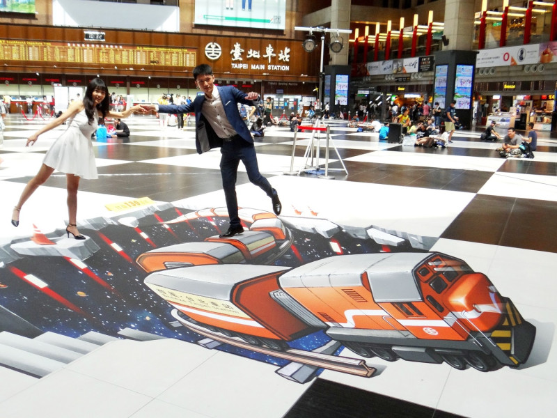 臺鐵局為行銷臺鐵130週年活動，利用中庭廣場規劃「鐵道3D彩繪展-TRAIN」，設計富話題性之巨幅地貼，藉由3D彩繪視覺感，創造旅人打卡拍照新景點。   圖 : 台鐵局/提供