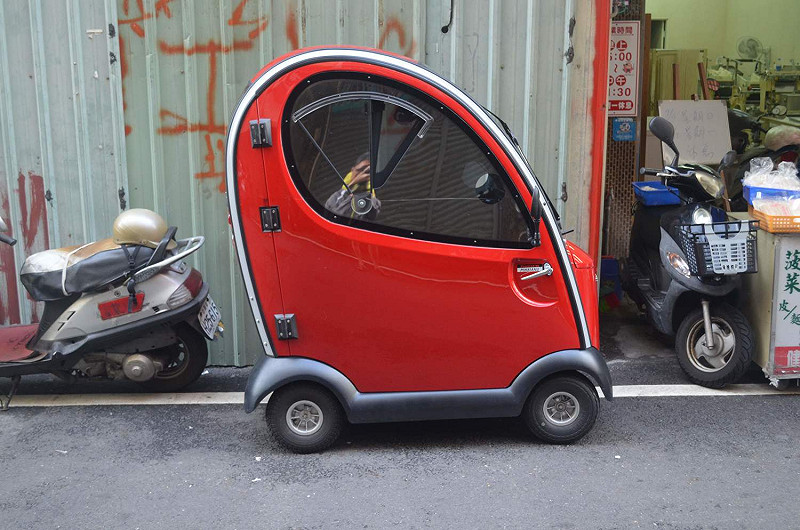 嘉義市最近出現一台外型酷炫的車輛，頗為吸睛。   圖：蔡坤龍/攝