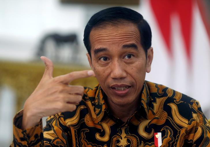 印尼國會上個月通過新法，批評全國性政治人物可能會面臨牢獄之災，但因總統佐科威(圖)拒絕簽署，這項爭議性立法今天才正式生效。   圖:達志影像/路透社資料照片