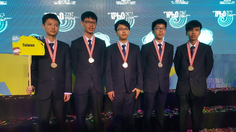 國際物理奧林匹亞獲獎照片，由左至右分別是王少群、陳允中、白奇剛、陳宣叡、謝豐仰。   圖：教育部提供