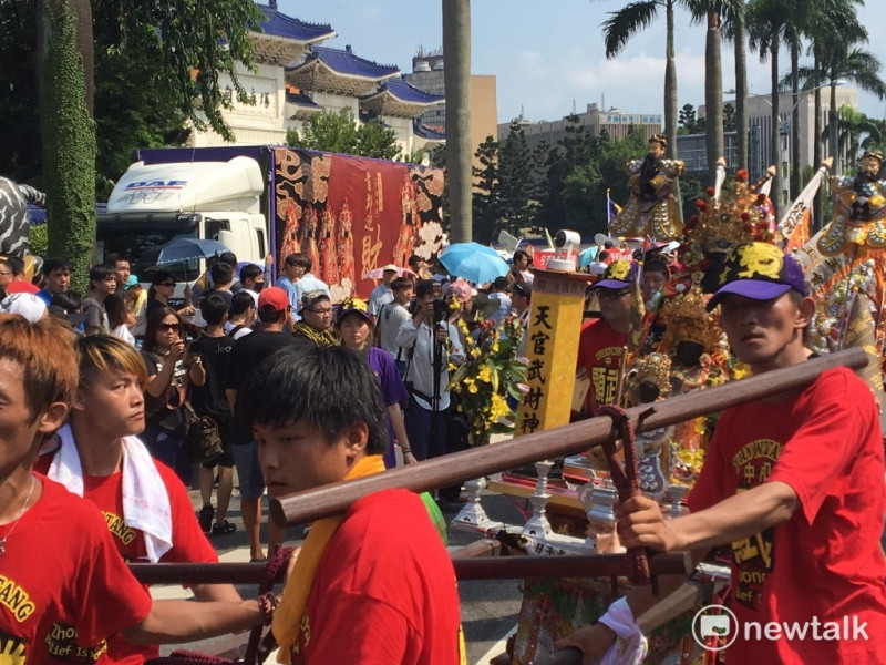 各個宮廟扛神轎遊行，展現台灣宗教多元與自由。   圖：鍾孟軒/攝