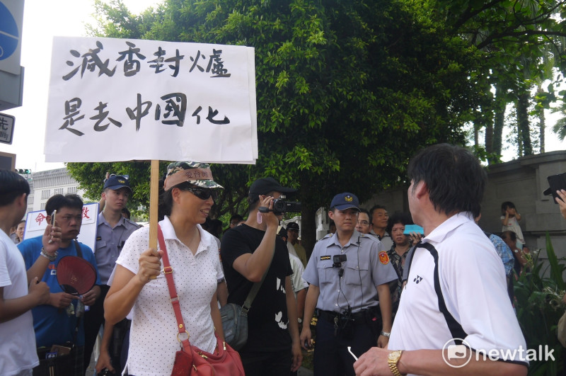 愛國同心會張秀葉在凱道旁舉牌抗議蔡英文滅香是為了去中國化。   圖：鍾孟軒/攝