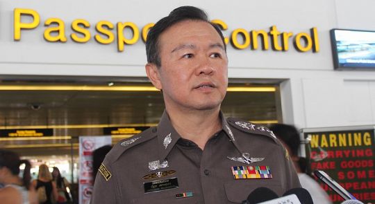 泰國移民總局局長納塔通宣布，25名台籍電信詐騙嫌犯，將一併遣送中國。   圖:翻攝自普吉島新聞