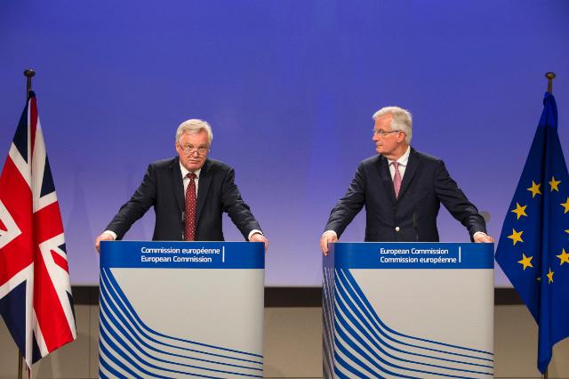 英國脫歐大臣戴維斯（左）上週在布魯塞爾歐盟執行委員會，與歐盟談判代表巴尼耶進行實質討論。   圖：翻攝歐盟執行委員會官網