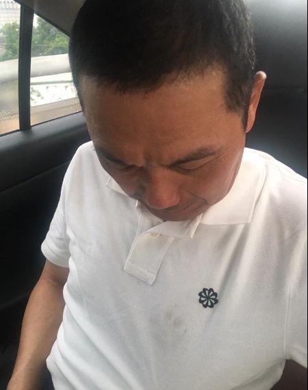 侯友宜在車上檢視「可樂」在他白色polo衫留下的爪印；臉友直呼也想要可樂的簽名。   圖：翻攝侯友宜臉書