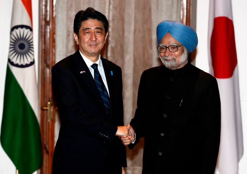 日本首相安倍晉三（左）已經數次訪問印度，9月將赴印度簽定海上安全協議。   圖：達志影像/路透社資料照片