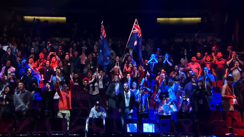 澳洲隊粉絲現場粉絲掌聲雷動，高舉澳洲國旗。   圖：翻攝自暴雪官方twitch