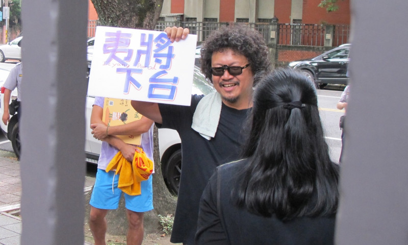 紀錄片導演馬躍24日前往原民會抗議，要求主委夷將下台。   圖：林朝億/攝影